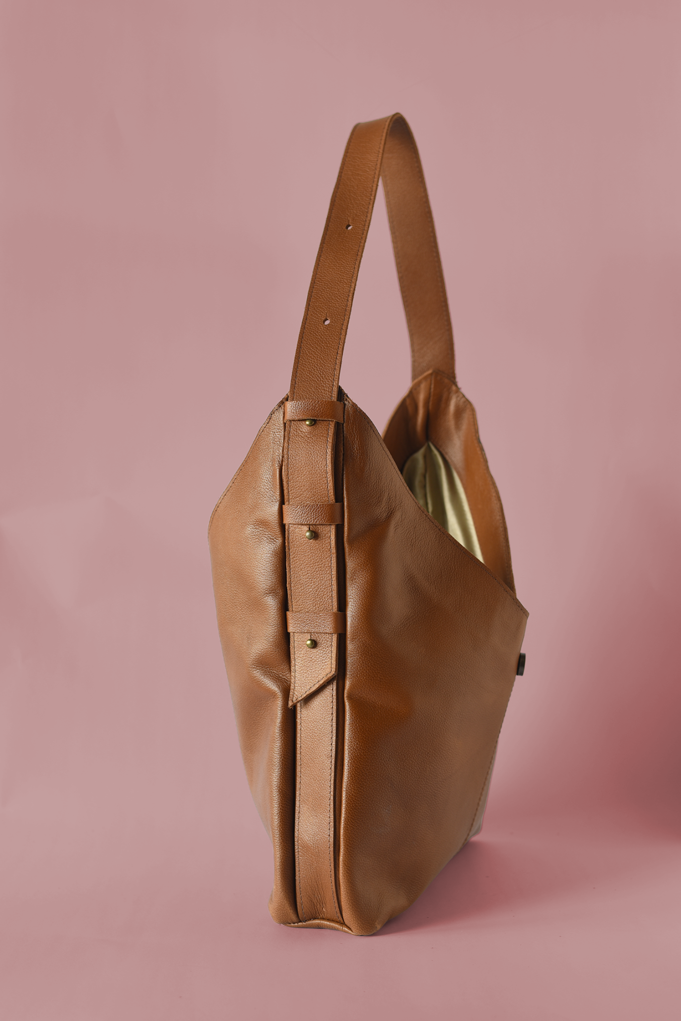 65b2bb63f348b87cbe1f70aa_bindle-bag-cognac-side-p-c_1767824313973.png