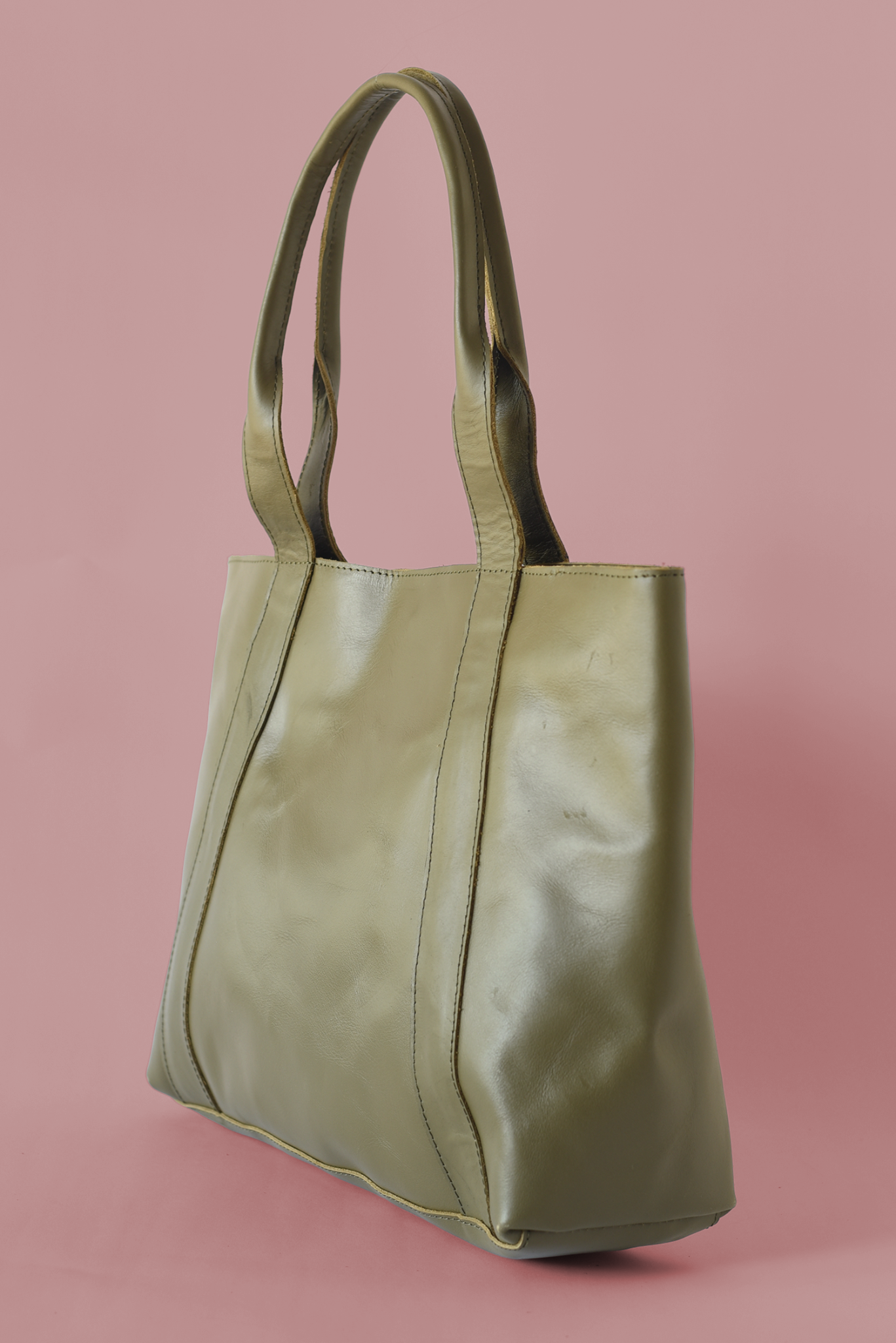 65b2bb63f348b87cbe1f70aa_medium-tote-olive-side-p-c_1775219041542.png