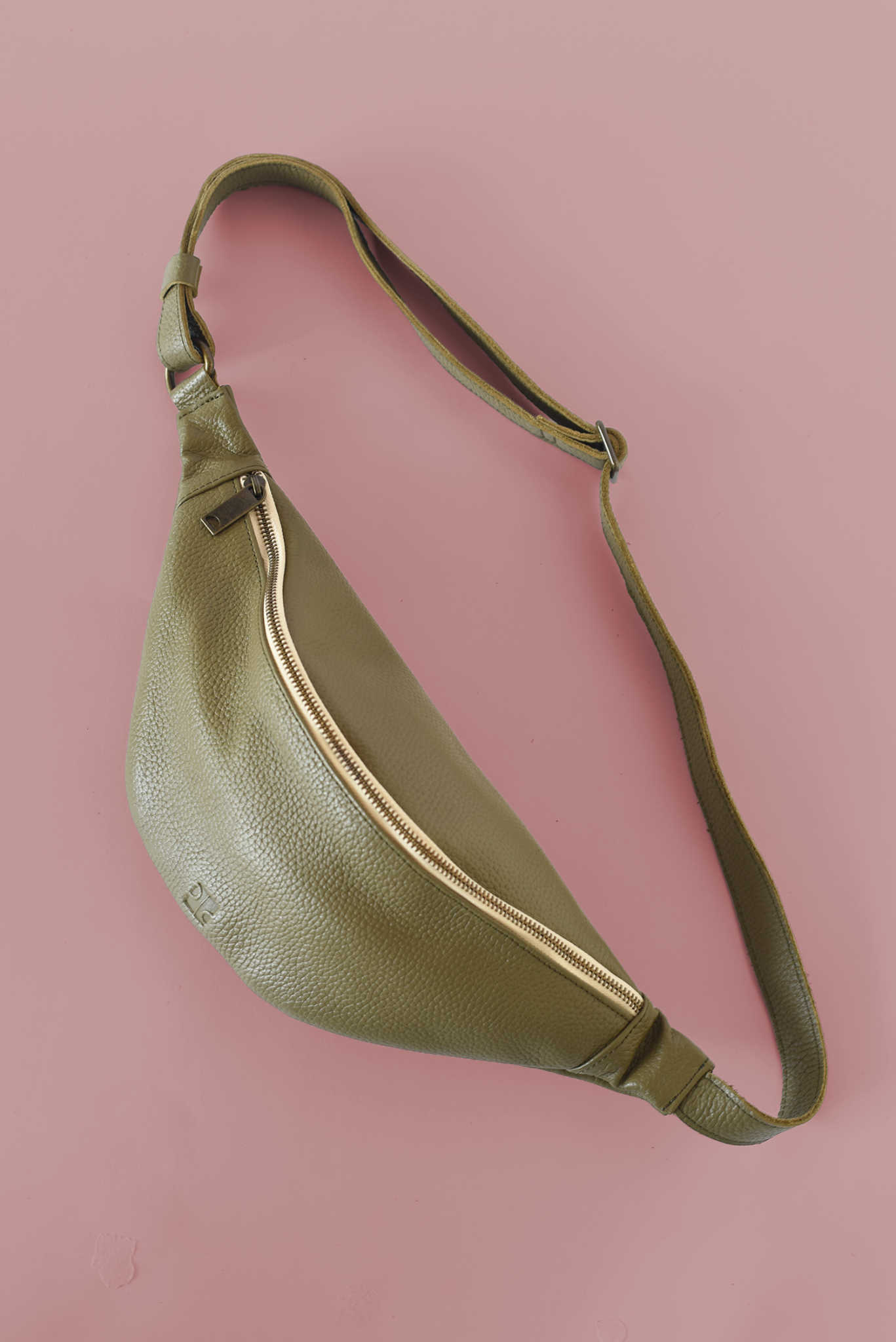65b2bb63f348b87cbe1f70aa_sling-bag-olive-p-c_1767824168479.png