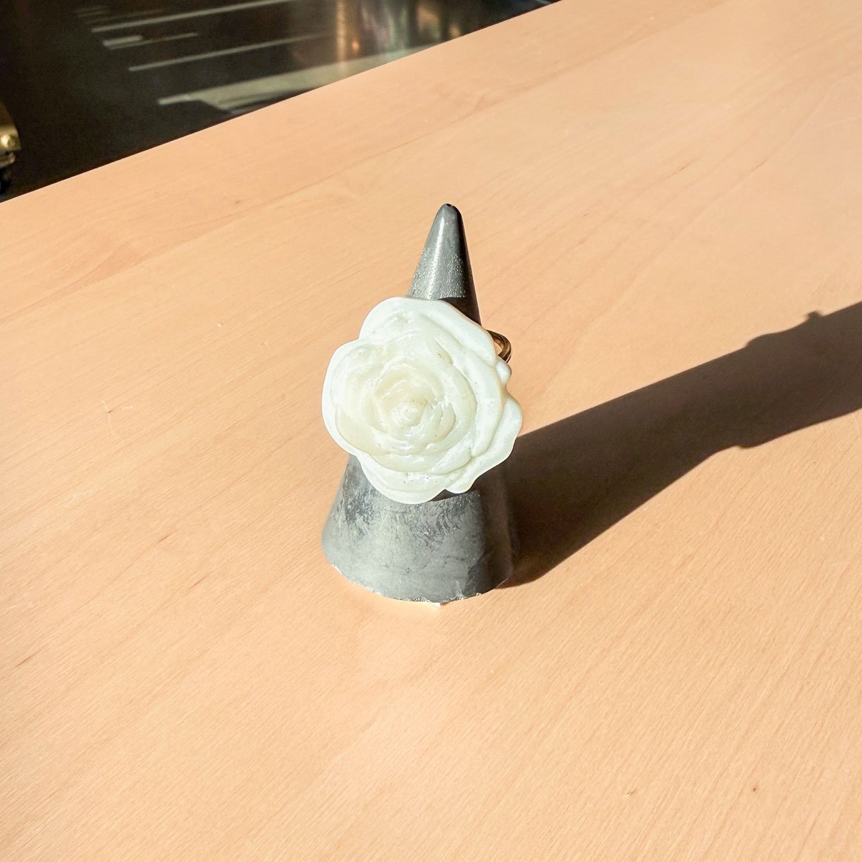 65b2bb63f348b87cbe1f70aa_clover-maven-36-glass-ring-flower-cream-white_1784406422391.jpg