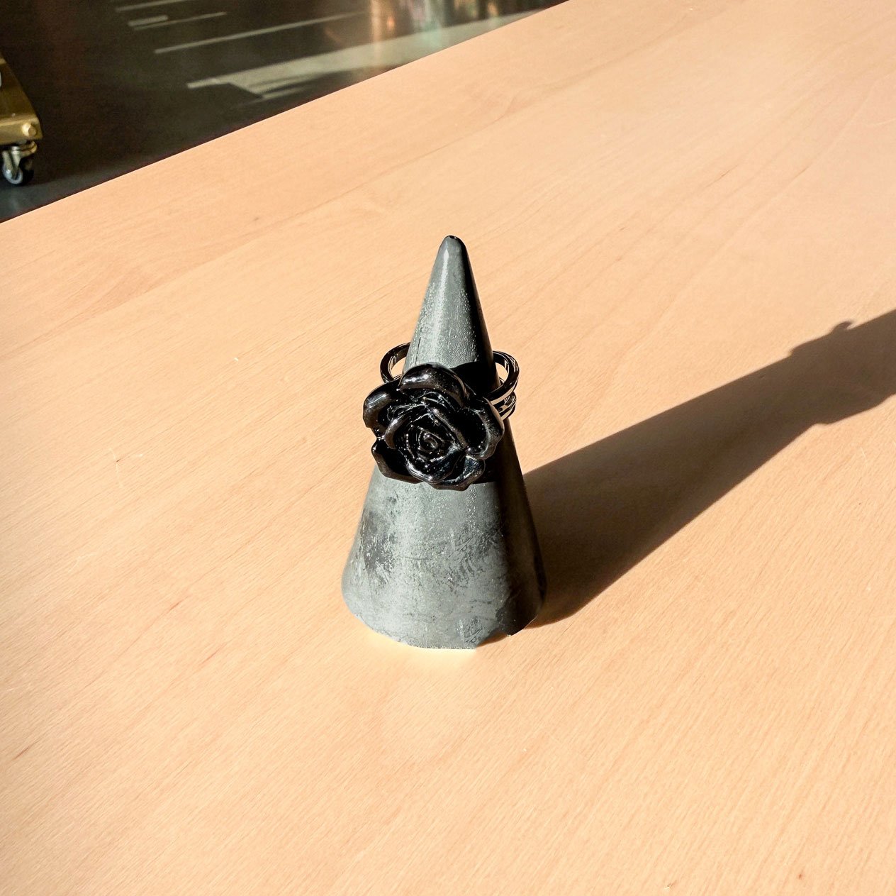 65b2bb63f348b87cbe1f70aa_clover-maven-38-glass-ring-flower-black_1784406422391.jpg