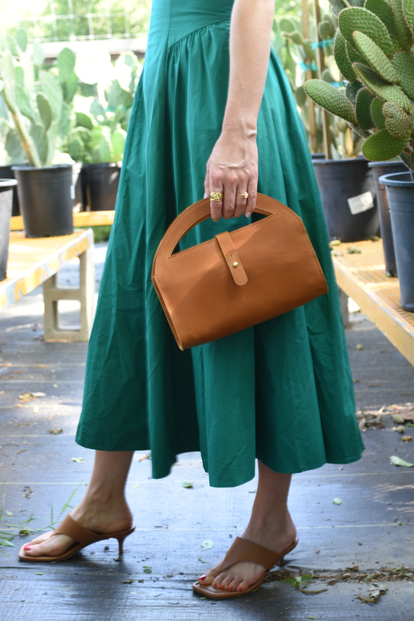 65b2bb63f348b87cbe1f70aa_clutch-crossbody-brown-ed4_1780337167341.png