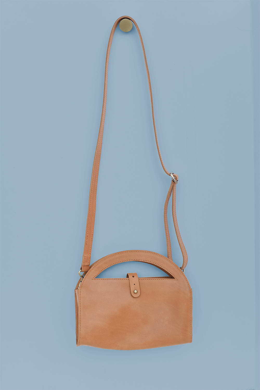 65b2bb63f348b87cbe1f70aa_clutch-crossbody-caramel-wtih-strap_1748976716734.png