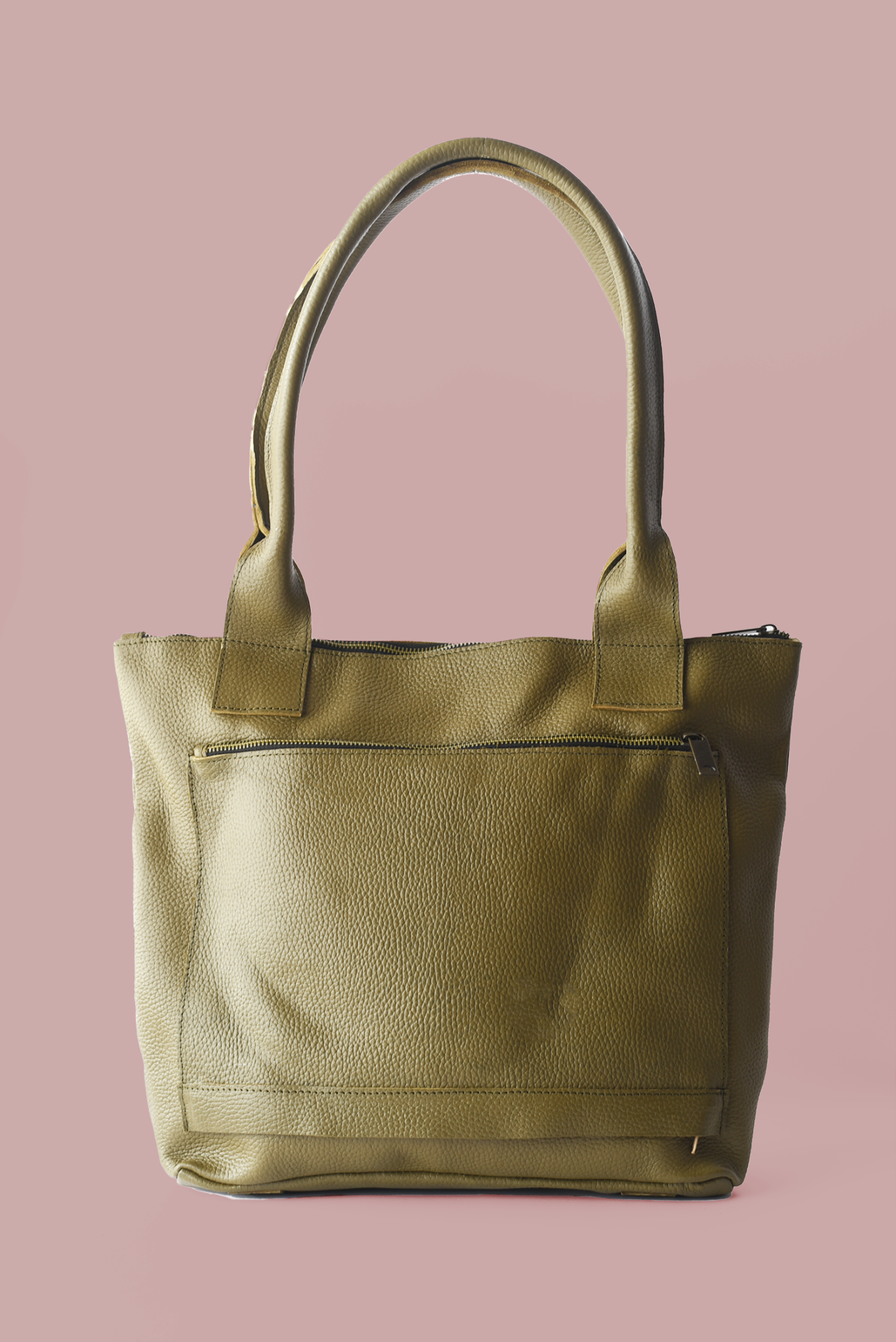 65b2bb63f348b87cbe1f70aa_large-classic-tote-pebbled-olive-back-p-c_1775137202541.png