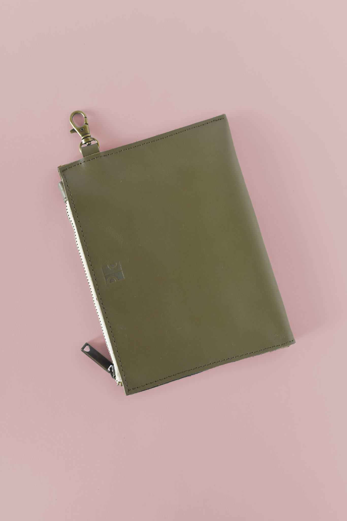 65b2bb63f348b87cbe1f70aa_medium-pouch-olive-p-c_1770909965765.png