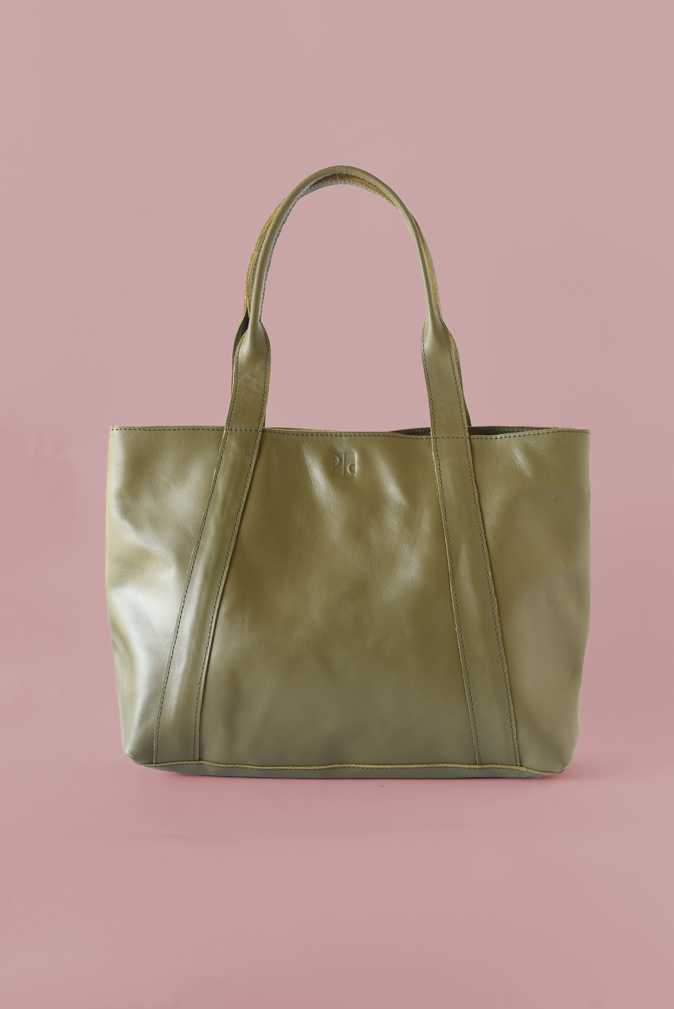 65b2bb63f348b87cbe1f70aa_medium-tote-olive-p-c_1775219041542.png