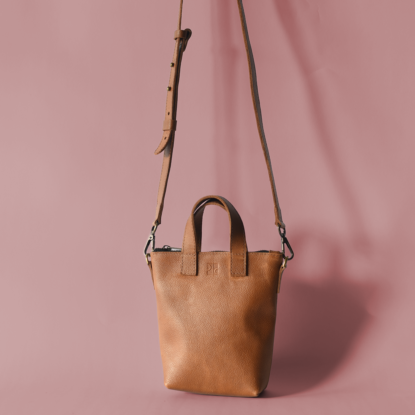 65b2bb63f348b87cbe1f70aa_phone-crossbody-cognac-p-c-sq2_1775219254270.png