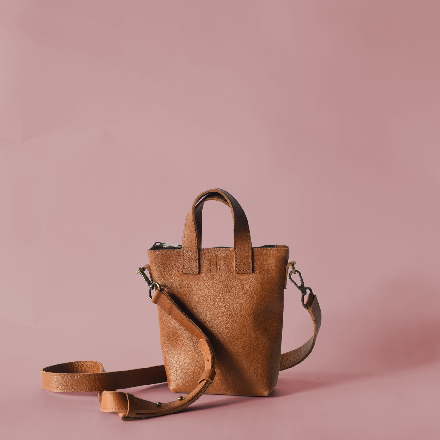 65b2bb63f348b87cbe1f70aa_phone-crossbody-cognac-p-c-sq_1775219254269.png