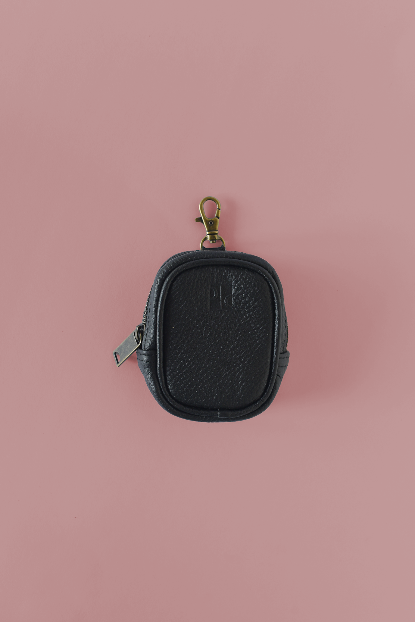 65b2bb63f348b87cbe1f70aa_pouch-charm-black-p-c_1770916542084.png