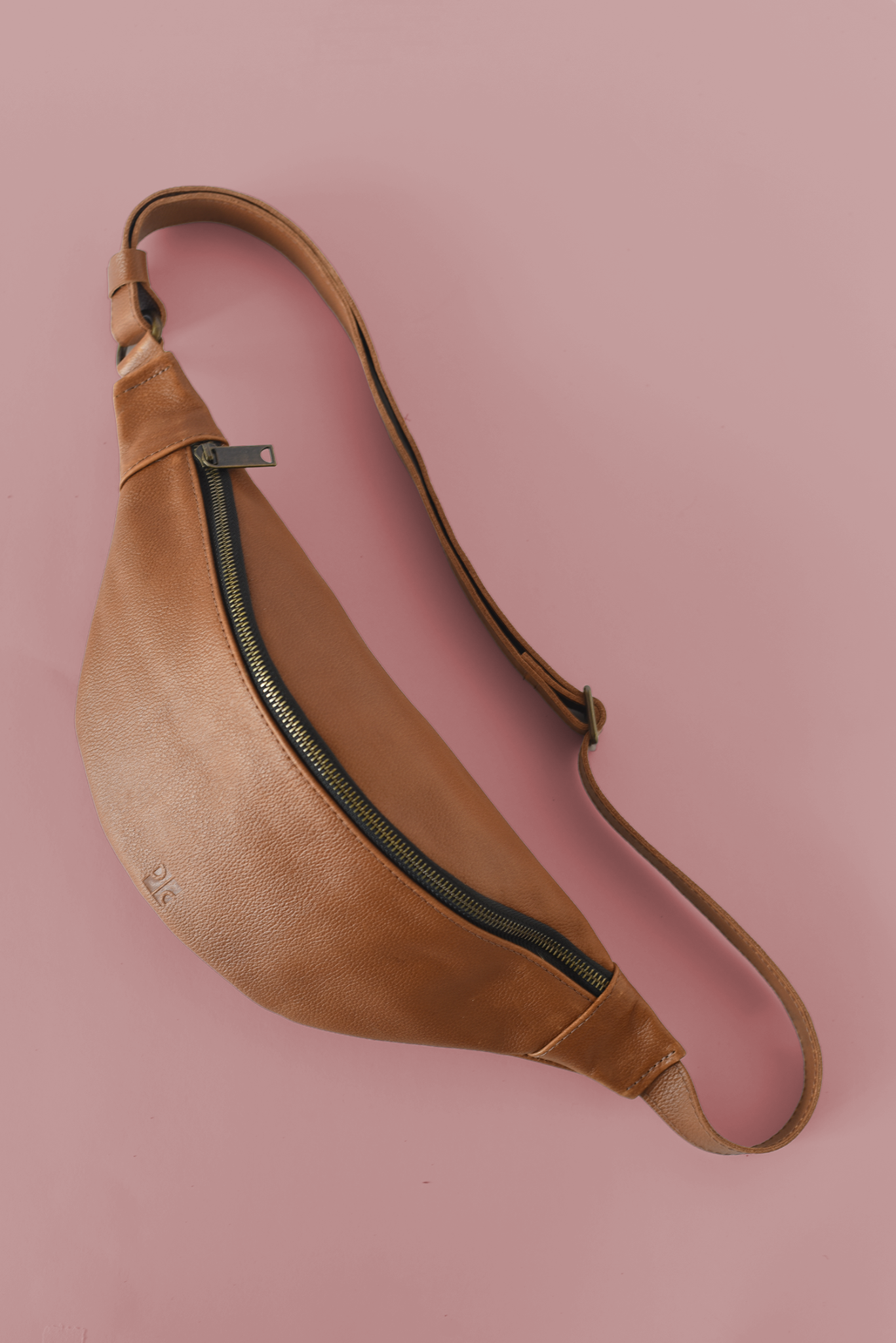 65b2bb63f348b87cbe1f70aa_sling-bag-cognac-p-c_1775137072322.png