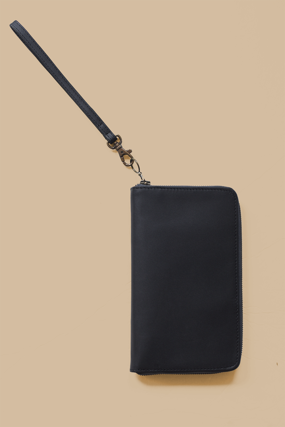 65b2bb63f348b87cbe1f70aa_zipper-wallet-wristlet-black-wide_1748976956118.png