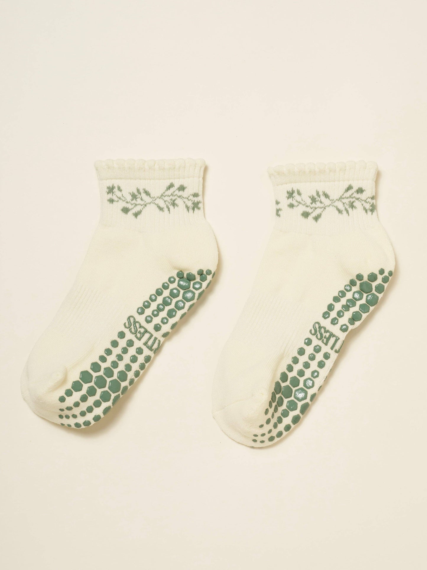 🎄 Cropped Crew Grip Sock - Garland